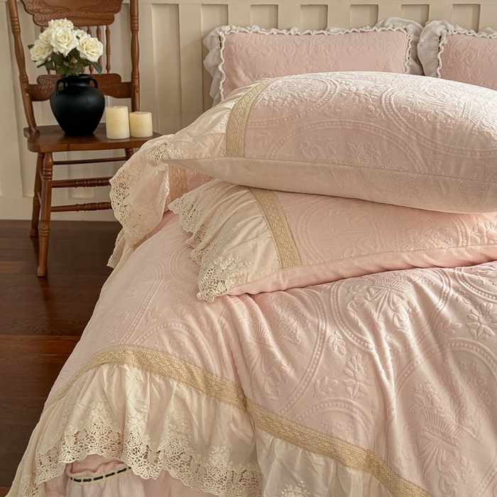 91家纺网 家纺一手货源 找家纺 （总）花香四季家纺 2025新款雕花绒牛奶绒夹棉床盖款四件套系列-浪漫情缘