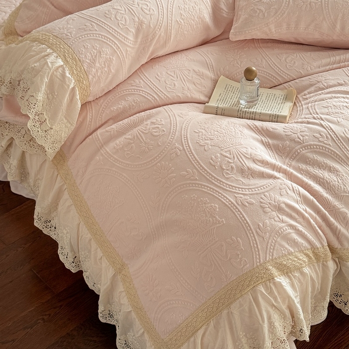 91家纺网 家纺一手货源 找家纺 花香四季家纺 2025新款雕花绒牛奶绒夹棉床盖款四件套系列-浪漫情缘 浪漫情缘-粉色