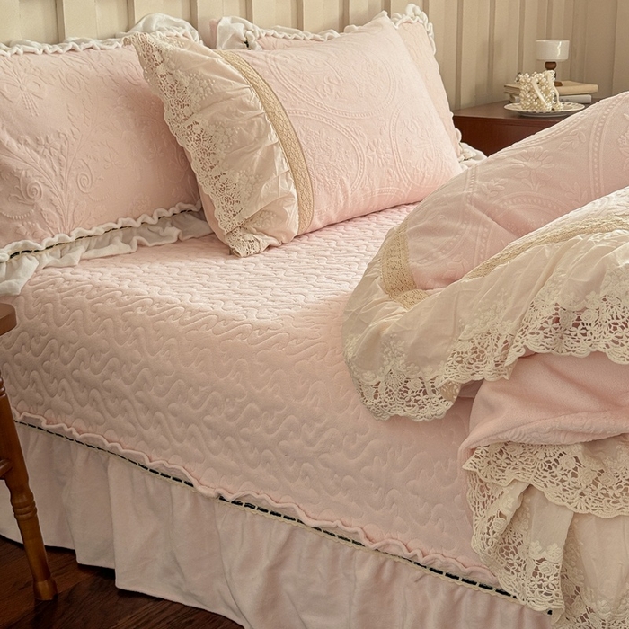 91家纺网 家纺一手货源 找家纺 花香四季家纺 2025新款雕花绒牛奶绒夹棉床盖款四件套系列-浪漫情缘 浪漫情缘-粉色