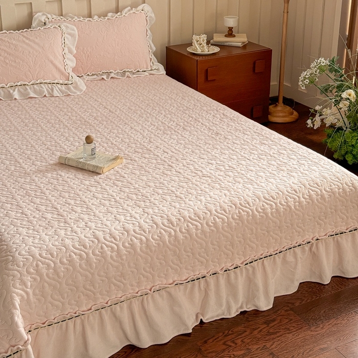 91家纺网 家纺一手货源 找家纺 花香四季家纺 2025新款雕花绒牛奶绒夹棉床盖款四件套系列-浪漫情缘 浪漫情缘-粉色