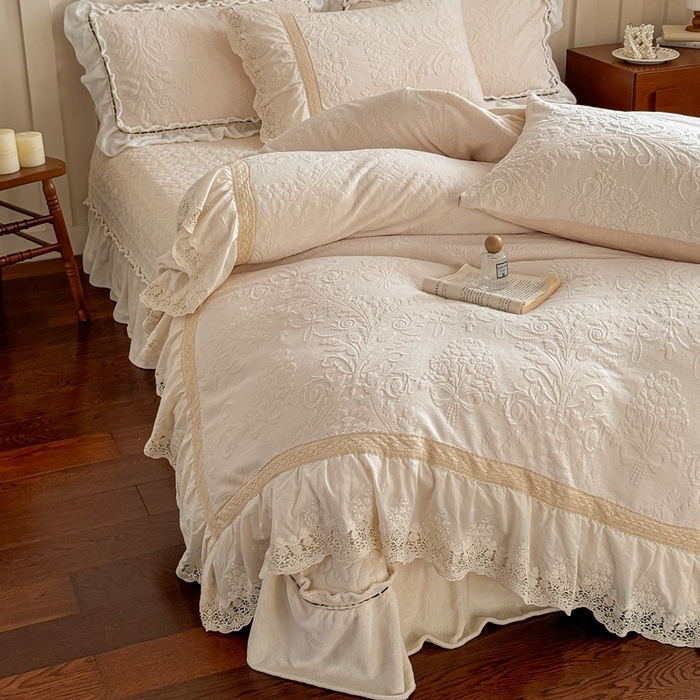 91家纺网 家纺一手货源 找家纺 花香四季家纺 2025新款雕花绒牛奶绒夹棉床盖款四件套系列-浪漫情缘 浪漫情缘-米白