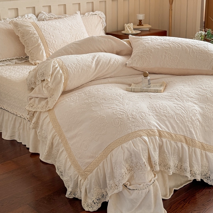 91家纺网 家纺一手货源 找家纺 花香四季家纺 2025新款雕花绒牛奶绒夹棉床盖款四件套系列-浪漫情缘 浪漫情缘-米白