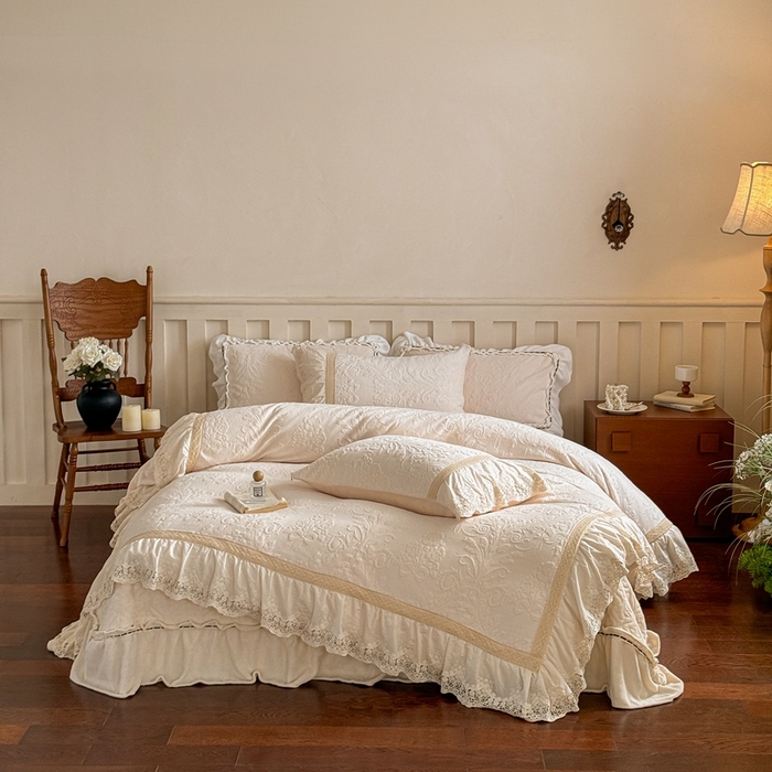 91家纺网 家纺一手货源 找家纺 花香四季家纺 2025新款雕花绒牛奶绒夹棉床盖款四件套系列-浪漫情缘 浪漫情缘-米白