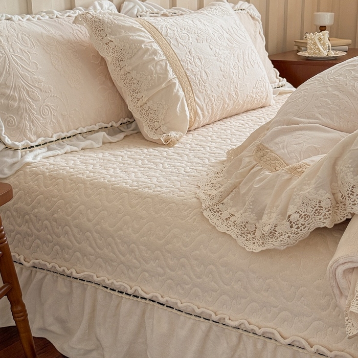 91家纺网 家纺一手货源 找家纺 花香四季家纺 2025新款雕花绒牛奶绒夹棉床盖款四件套系列-浪漫情缘 浪漫情缘-米白