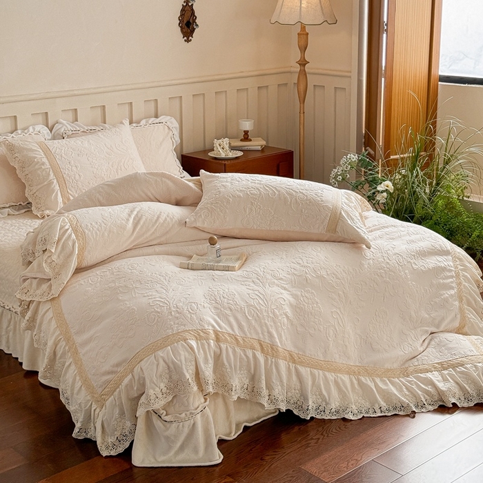 91家纺网 家纺一手货源 找家纺 花香四季家纺 2025新款雕花绒牛奶绒夹棉床盖款四件套系列-浪漫情缘 浪漫情缘-米白