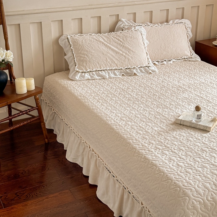 91家纺网 家纺一手货源 找家纺 花香四季家纺 2025新款雕花绒牛奶绒夹棉床盖款四件套系列-浪漫情缘 浪漫情缘-米白