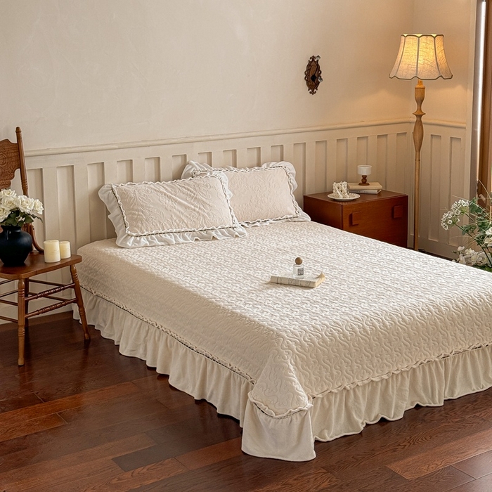 91家纺网 家纺一手货源 找家纺 花香四季家纺 2025新款雕花绒牛奶绒夹棉床盖款四件套系列-浪漫情缘 浪漫情缘-米白