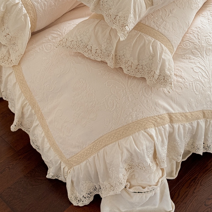91家纺网 家纺一手货源 找家纺 花香四季家纺 2025新款雕花绒牛奶绒夹棉床盖款四件套系列-浪漫情缘 浪漫情缘-米白