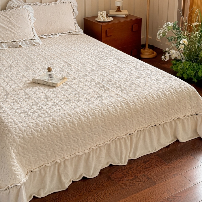 91家纺网 家纺一手货源 找家纺 花香四季家纺 2025新款雕花绒牛奶绒夹棉床盖款四件套系列-浪漫情缘 浪漫情缘-米白