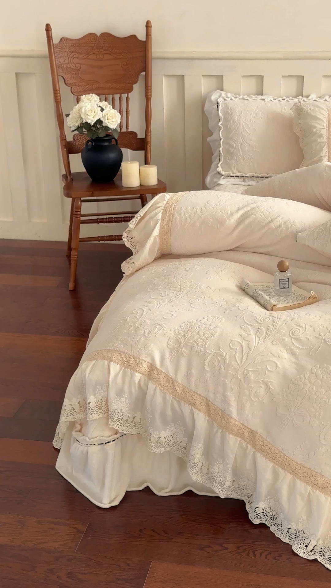 91家纺网 家纺一手货源 找家纺 花香四季家纺 2025新款雕花绒牛奶绒夹棉床盖款四件套系列-浪漫情缘 浪漫情缘-米白