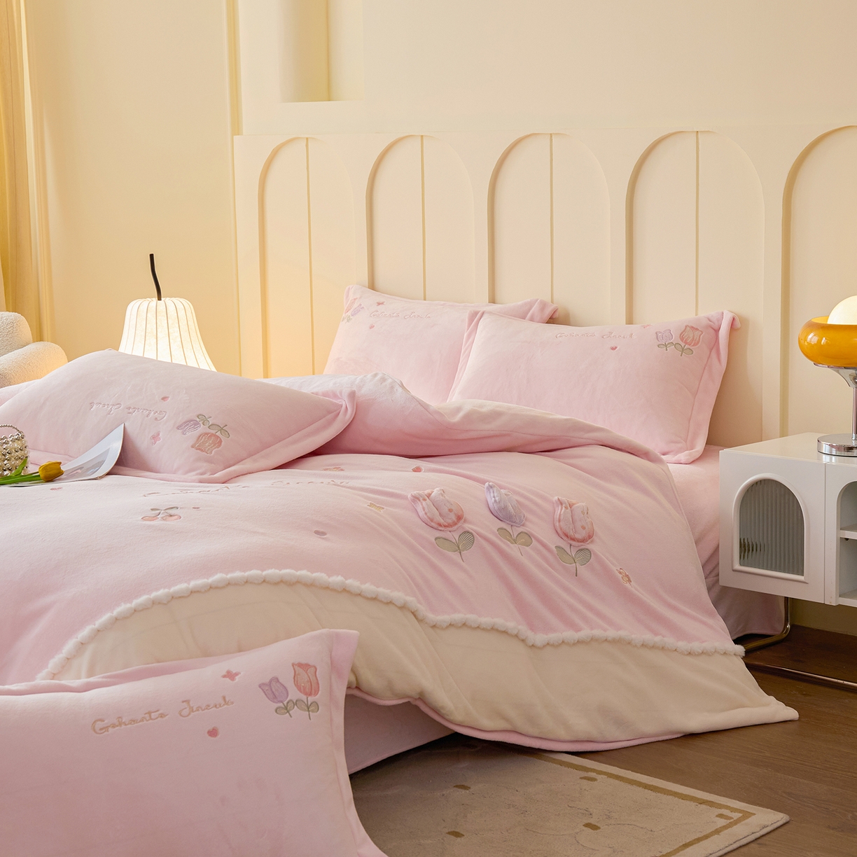 91家纺网 家纺一手货源 找家纺 合欢（原天一阁） 2025新款A类高克重全消光韩版牛奶绒刺绣四件套-郁金香 郁金香-浅粉