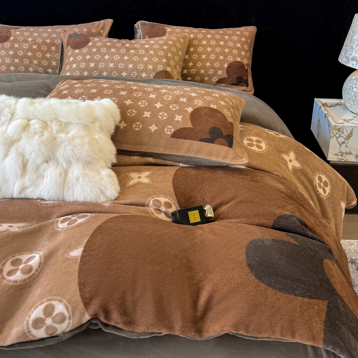 91家纺网 家纺一手货源 找家纺 （总）奥汀洛家纺 2025新款数码印花獭兔绒牛奶绒加厚四件套