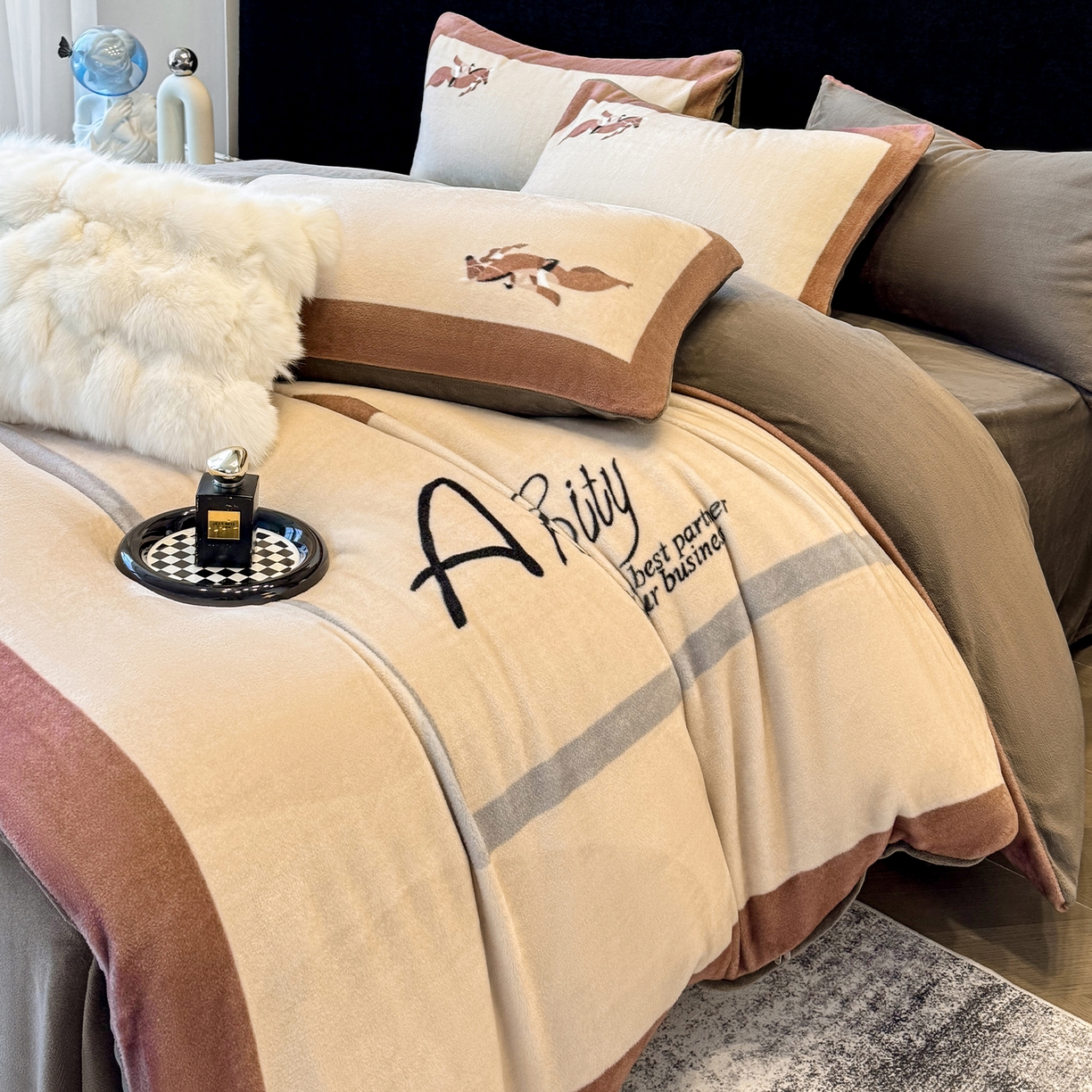 91家纺网 家纺一手货源 找家纺 奥汀洛家纺 2025新款数码印花獭兔绒牛奶绒加厚四件套 罗马