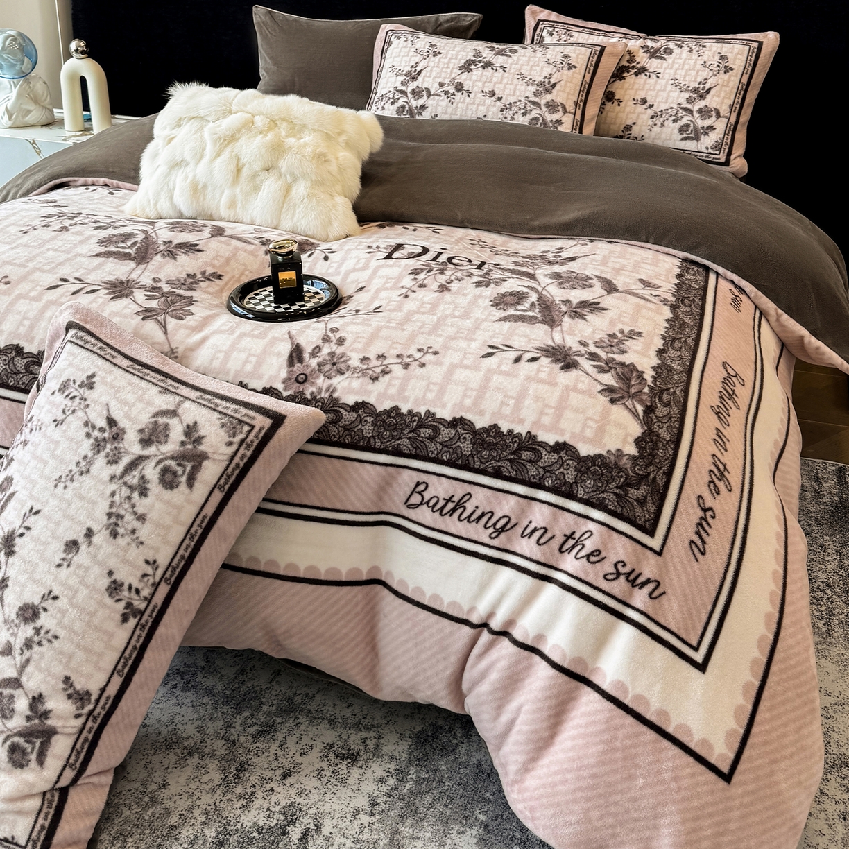 91家纺网 家纺一手货源 找家纺 奥汀洛家纺 2025新款数码印花獭兔绒牛奶绒加厚四件套 古韵