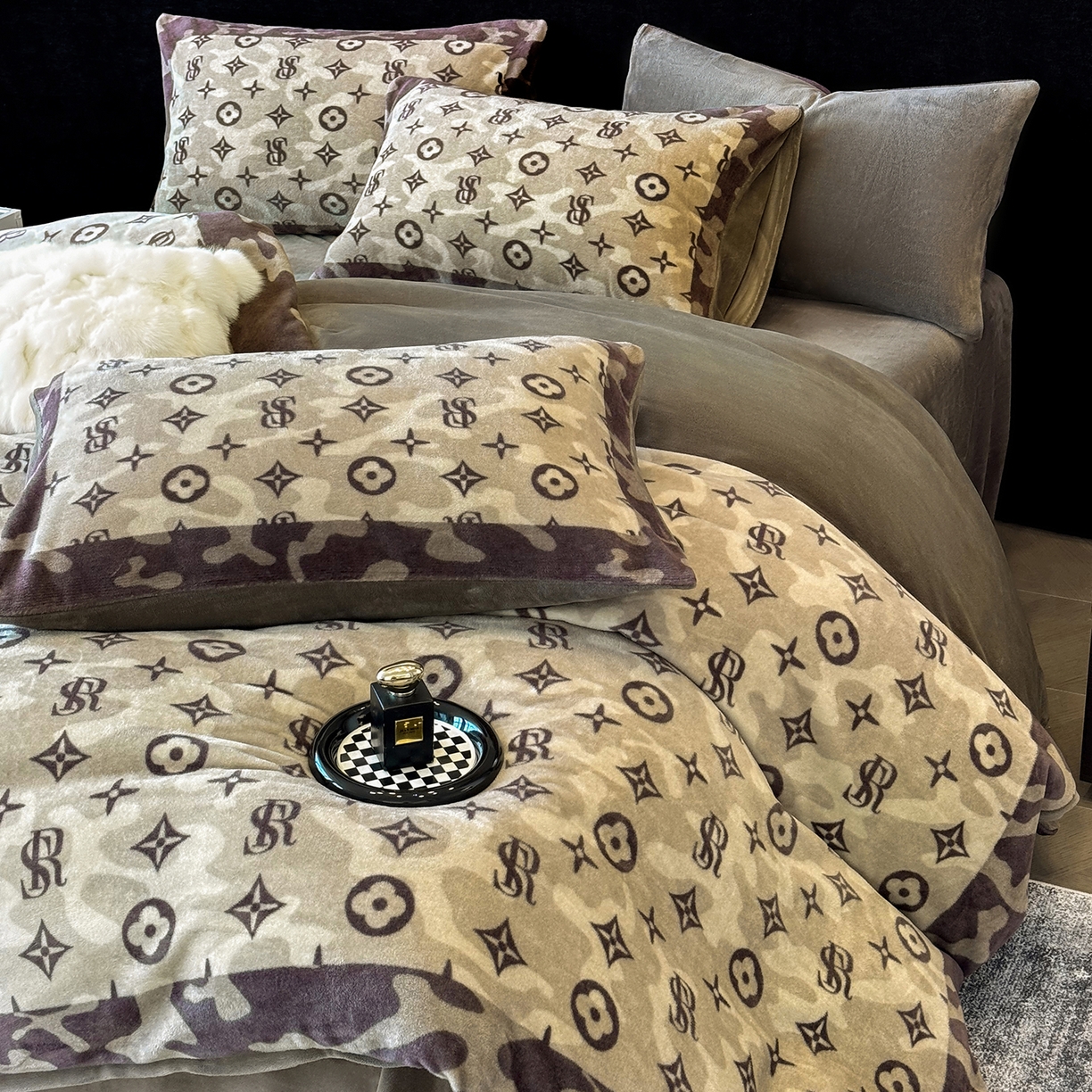 91家纺网 家纺一手货源 找家纺 奥汀洛家纺 2025新款数码印花獭兔绒牛奶绒加厚四件套 星尚