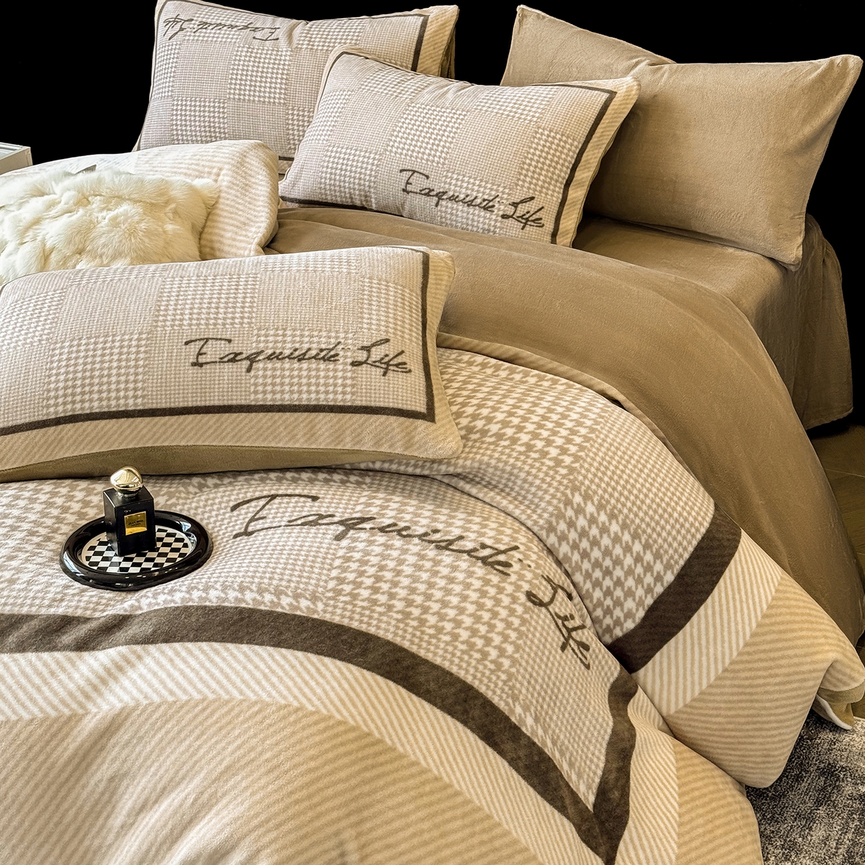 91家纺网 家纺一手货源 找家纺 奥汀洛家纺 2025新款数码印花獭兔绒牛奶绒加厚四件套 千鸟格