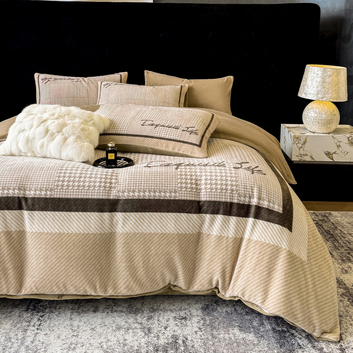 91家纺网 家纺一手货源 找家纺 奥汀洛家纺 2025新款数码印花獭兔绒牛奶绒加厚四件套 千鸟格