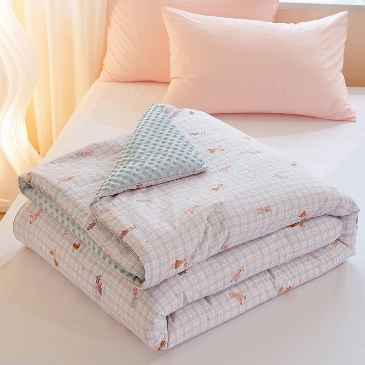 91家纺网 家纺一手货源 找家纺 玖琳家纺 2025新款特价双层纱豆豆被全尺寸 格兔入画