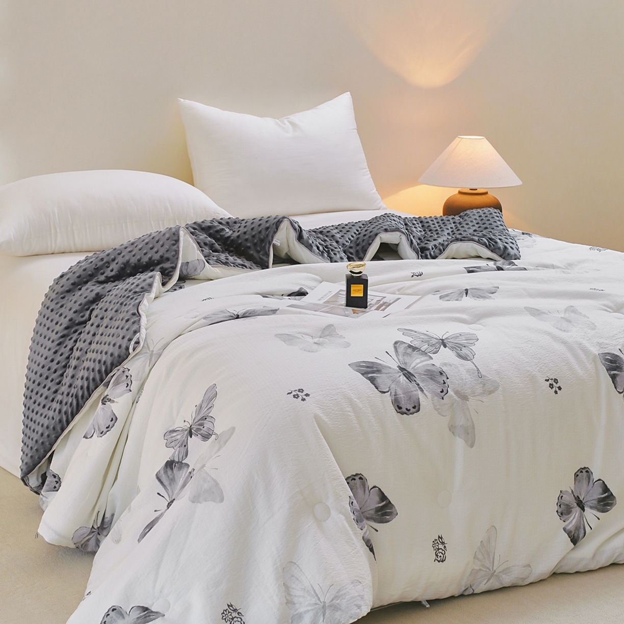 91家纺网 家纺一手货源 找家纺 玖琳家纺 2025新款特价双层纱豆豆被全尺寸 灰蝴蝶