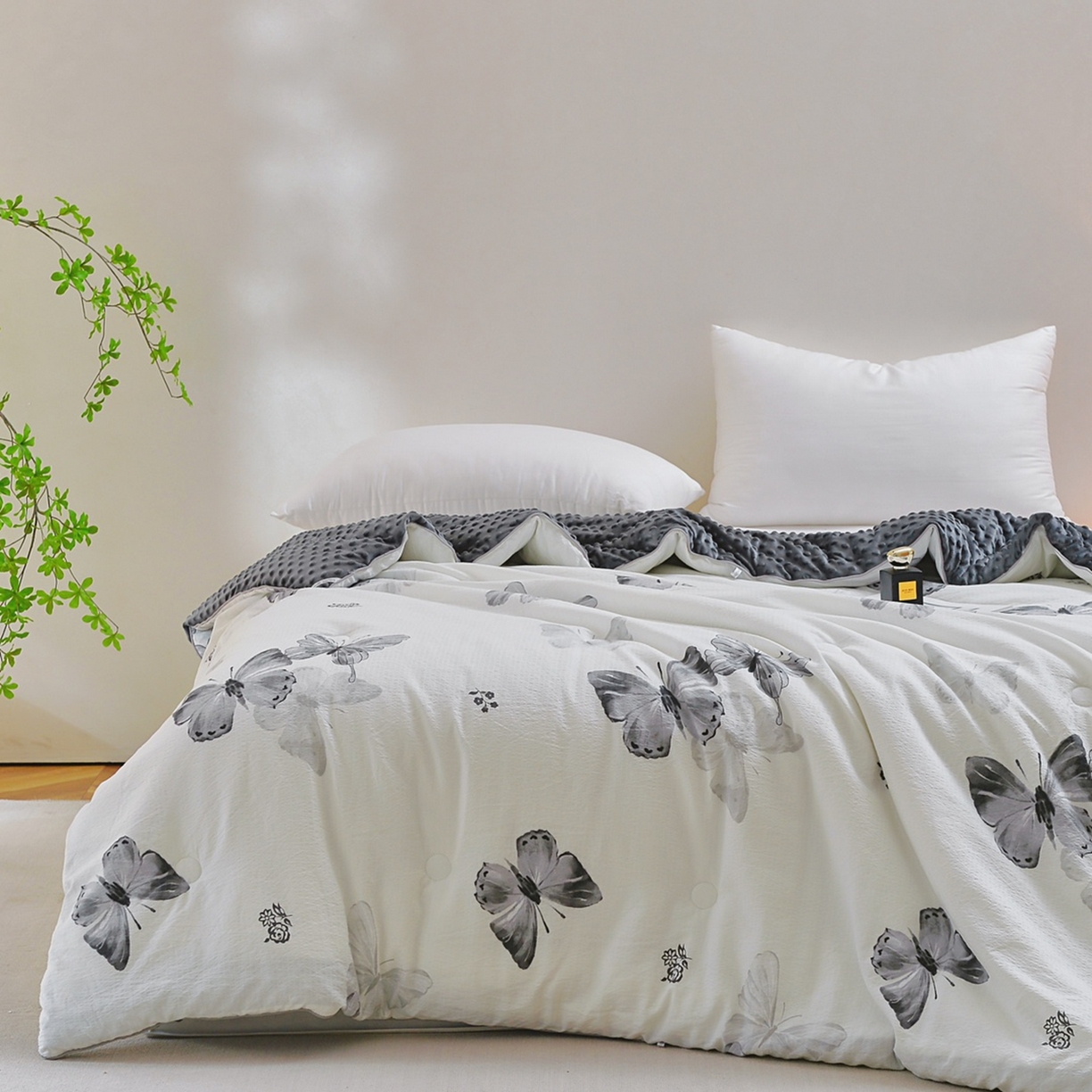 91家纺网 家纺一手货源 找家纺 玖琳家纺 2025新款特价双层纱豆豆被全尺寸 灰蝴蝶