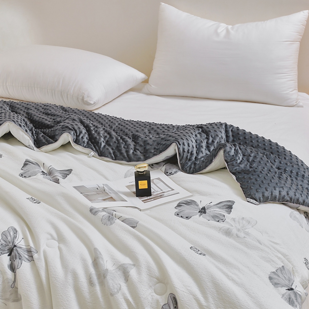 91家纺网 家纺一手货源 找家纺 玖琳家纺 2025新款特价双层纱豆豆被全尺寸 灰蝴蝶