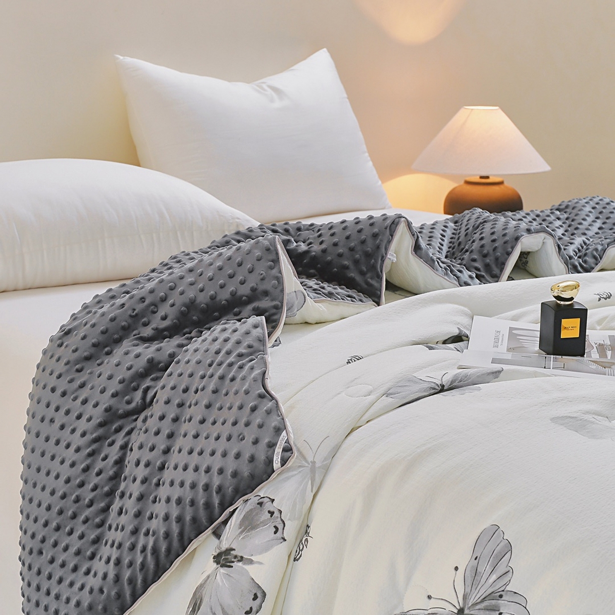 91家纺网 家纺一手货源 找家纺 玖琳家纺 2025新款特价双层纱豆豆被全尺寸 灰蝴蝶