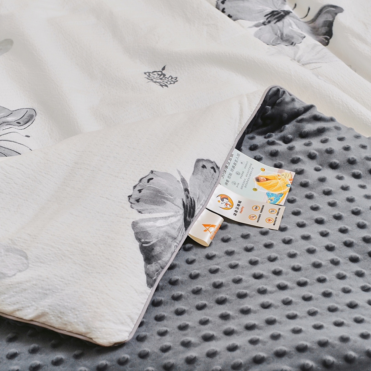 91家纺网 家纺一手货源 找家纺 玖琳家纺 2025新款特价双层纱豆豆被全尺寸 灰蝴蝶