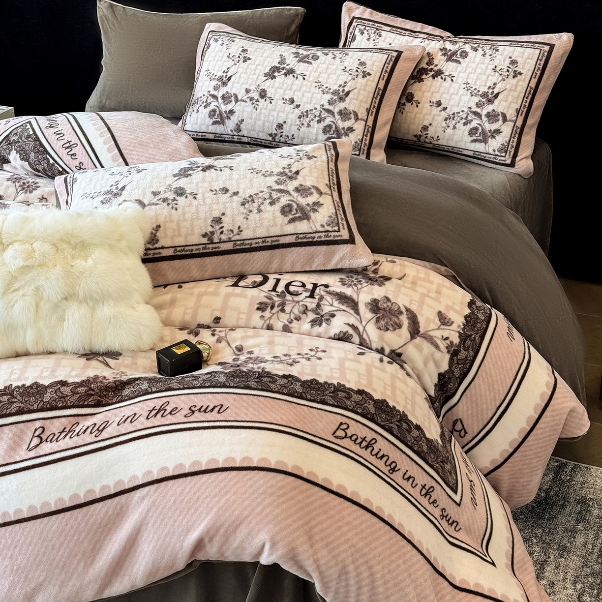 91家纺网 家纺一手货源 找家纺 奥汀洛家纺 2025新款数码印花獭兔绒牛奶绒加厚四件套 古韵