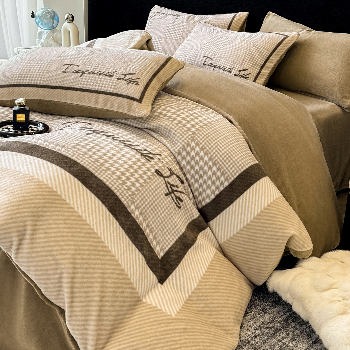 91家纺网 家纺一手货源 找家纺 奥汀洛家纺 2025新款数码印花獭兔绒牛奶绒加厚四件套 千鸟格