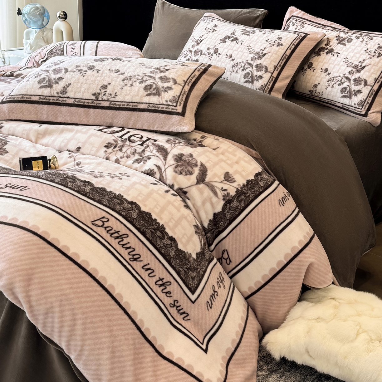 91家纺网 家纺一手货源 找家纺 奥汀洛家纺 2025新款数码印花獭兔绒牛奶绒加厚四件套 古韵