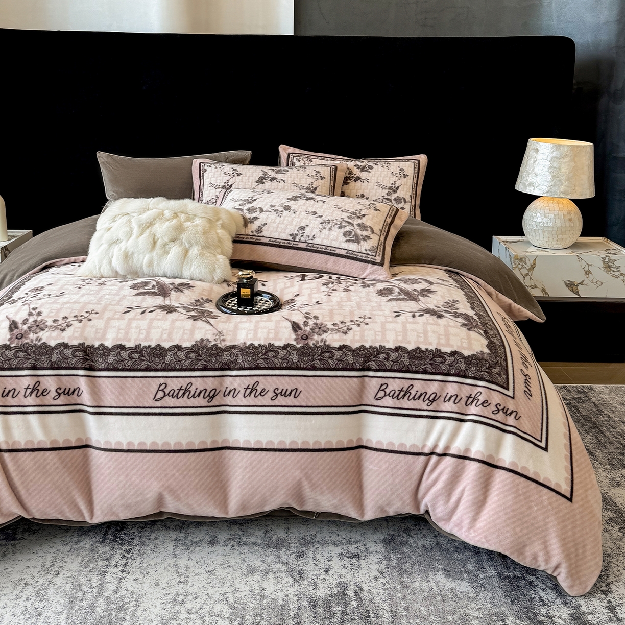 91家纺网 家纺一手货源 找家纺 奥汀洛家纺 2025新款数码印花獭兔绒牛奶绒加厚四件套 古韵