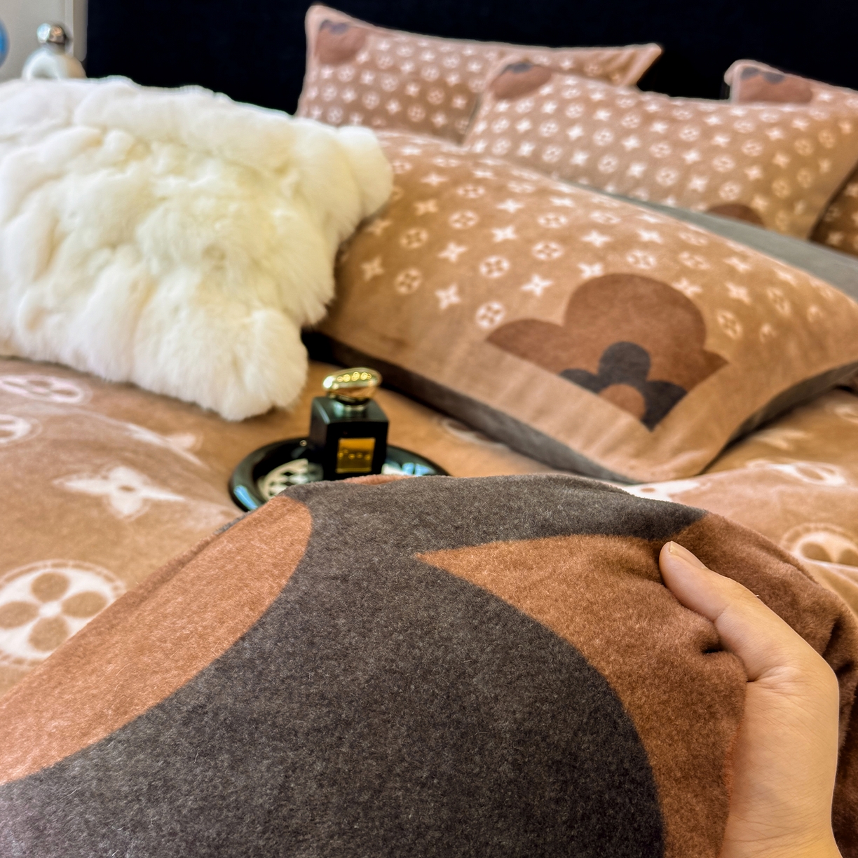 91家纺网 家纺一手货源 找家纺 奥汀洛家纺 2025新款数码印花獭兔绒牛奶绒加厚四件套 蝶恋花