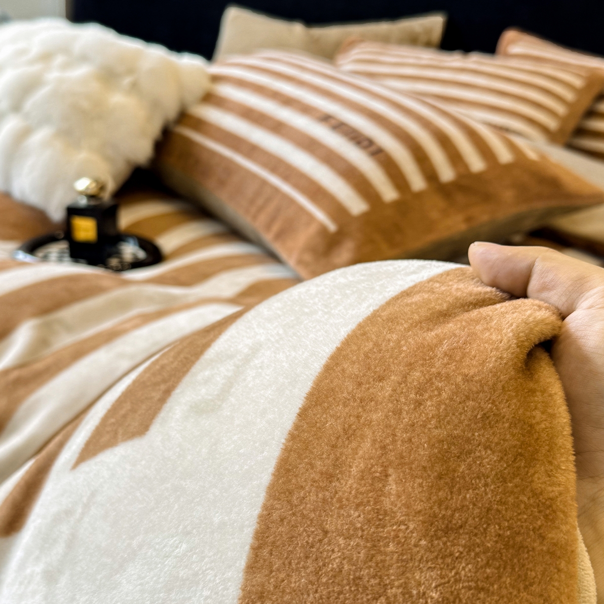 91家纺网 家纺一手货源 找家纺 奥汀洛家纺 2025新款数码印花獭兔绒牛奶绒加厚四件套 威廉