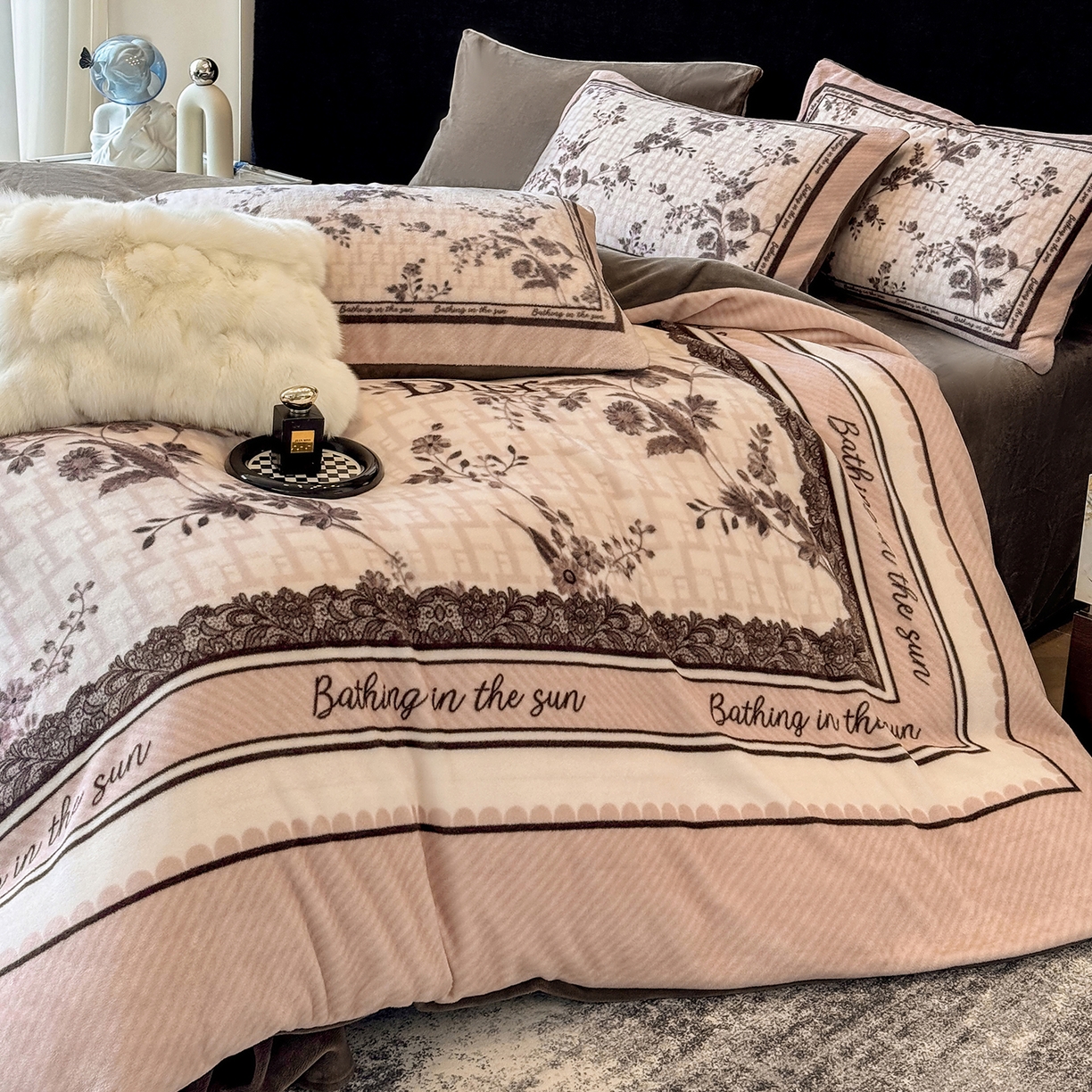 91家纺网 家纺一手货源 找家纺 奥汀洛家纺 2025新款数码印花獭兔绒牛奶绒加厚四件套 古韵