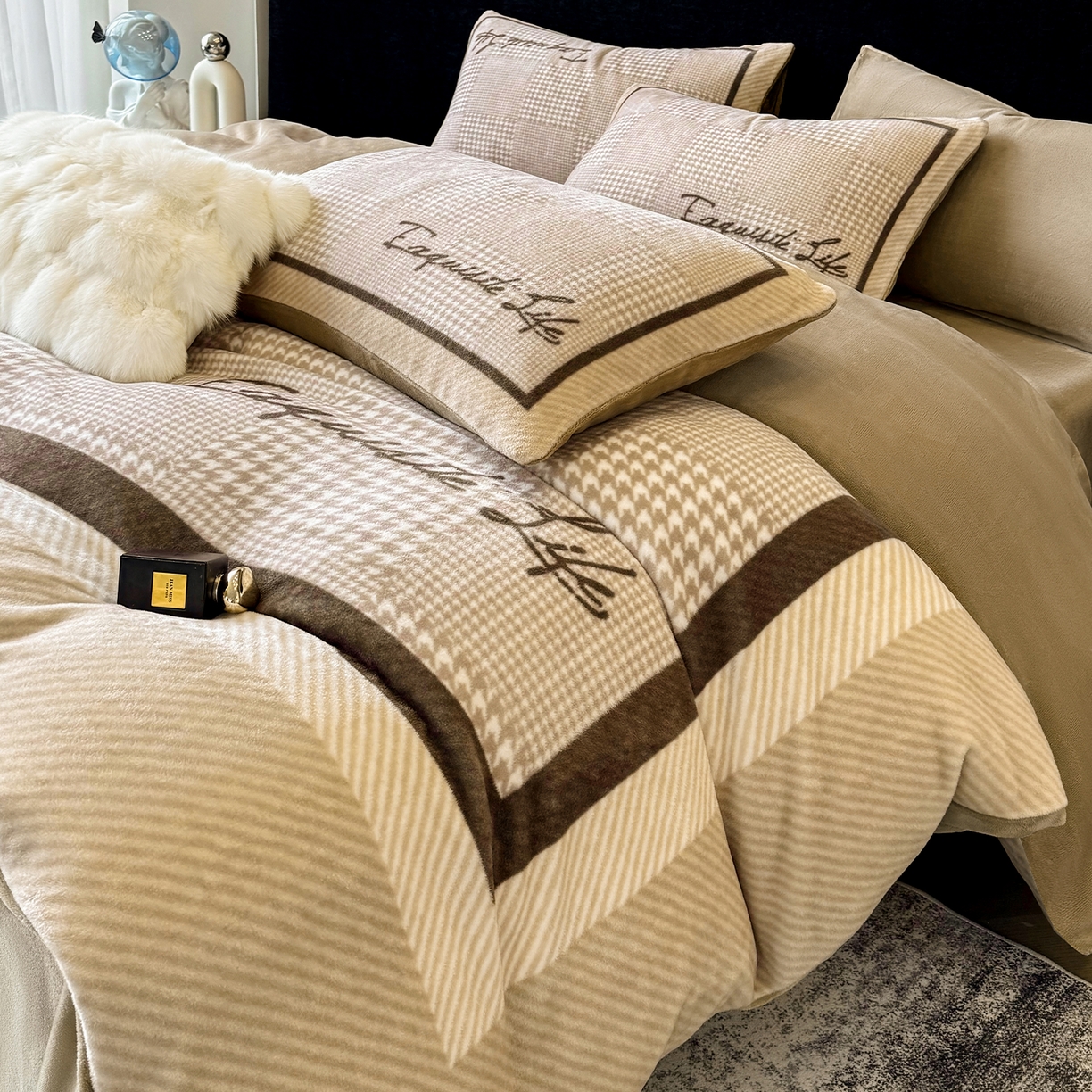 91家纺网 家纺一手货源 找家纺 奥汀洛家纺 2025新款数码印花獭兔绒牛奶绒加厚四件套 千鸟格