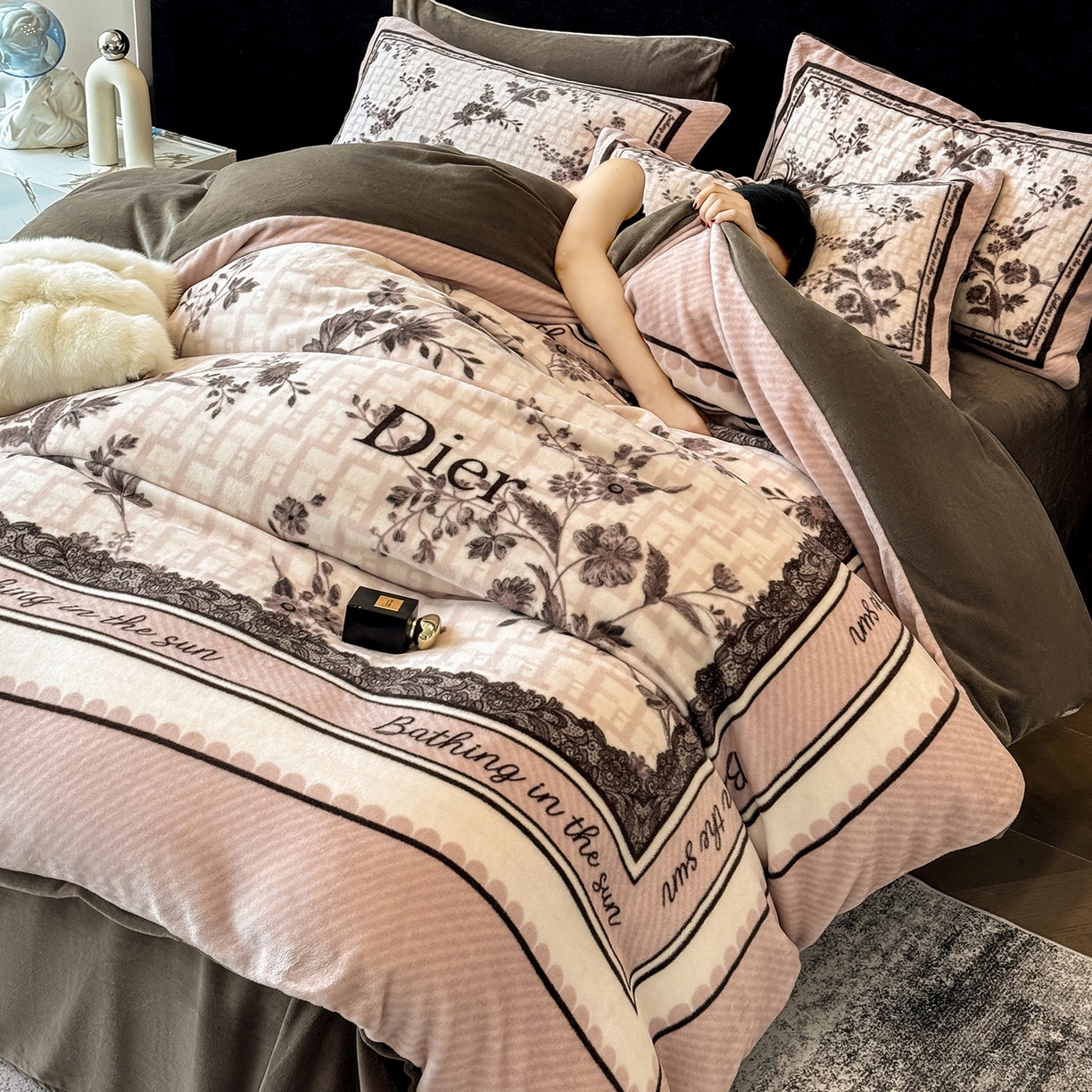 91家纺网 家纺一手货源 找家纺 奥汀洛家纺 2025新款数码印花獭兔绒牛奶绒加厚四件套 古韵