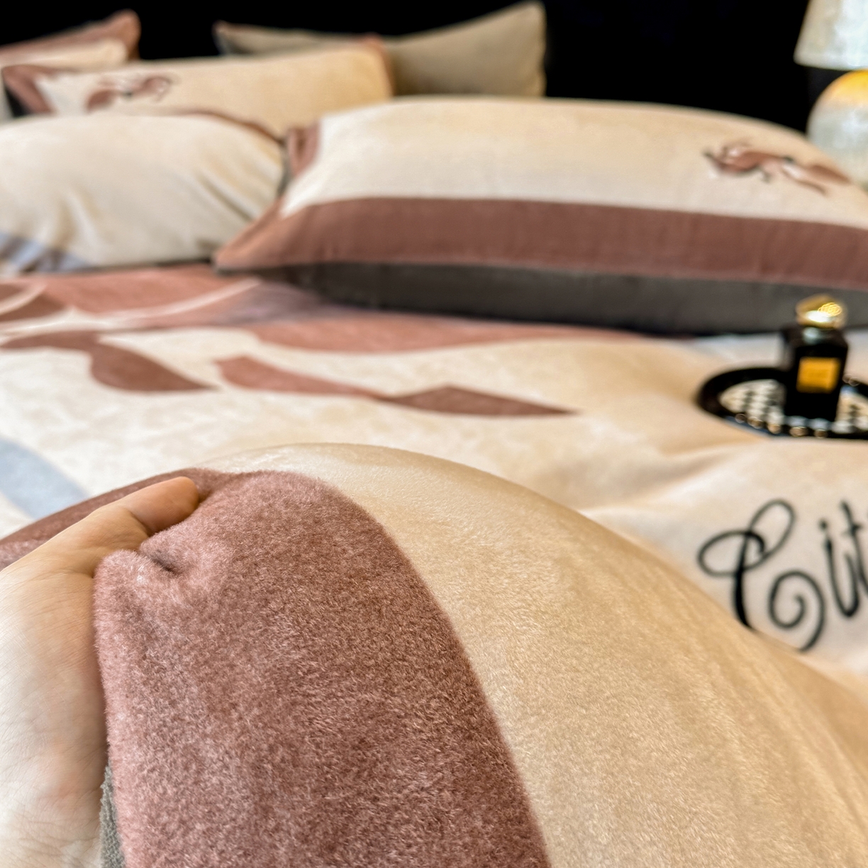 91家纺网 家纺一手货源 找家纺 奥汀洛家纺 2025新款数码印花獭兔绒牛奶绒加厚四件套 罗马