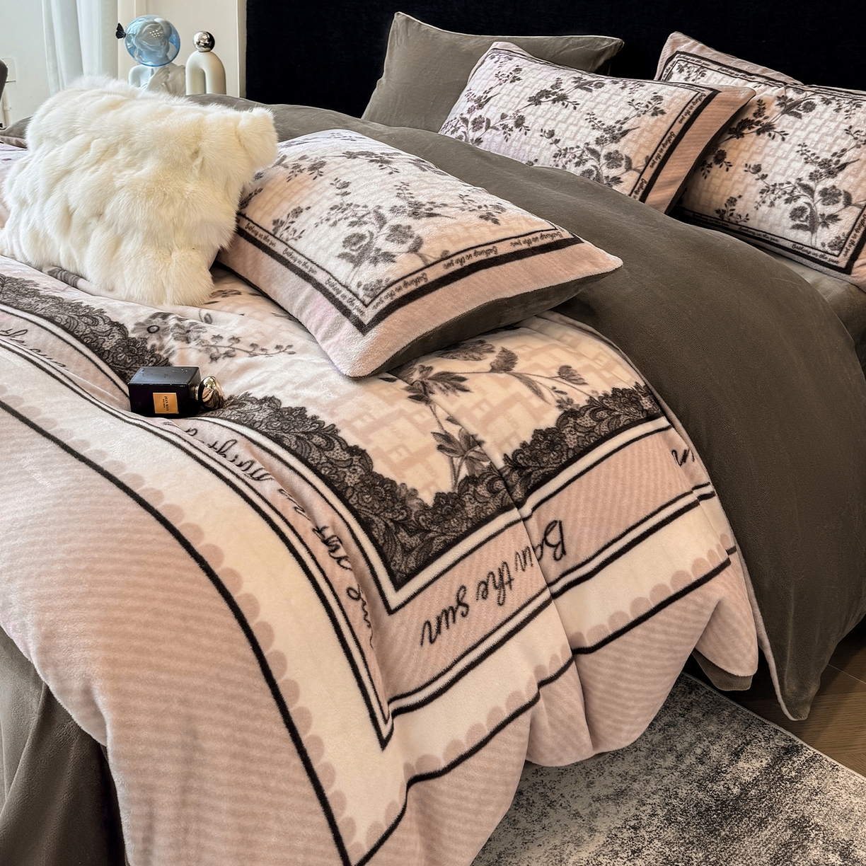 91家纺网 家纺一手货源 找家纺 奥汀洛家纺 2025新款数码印花獭兔绒牛奶绒加厚四件套 古韵