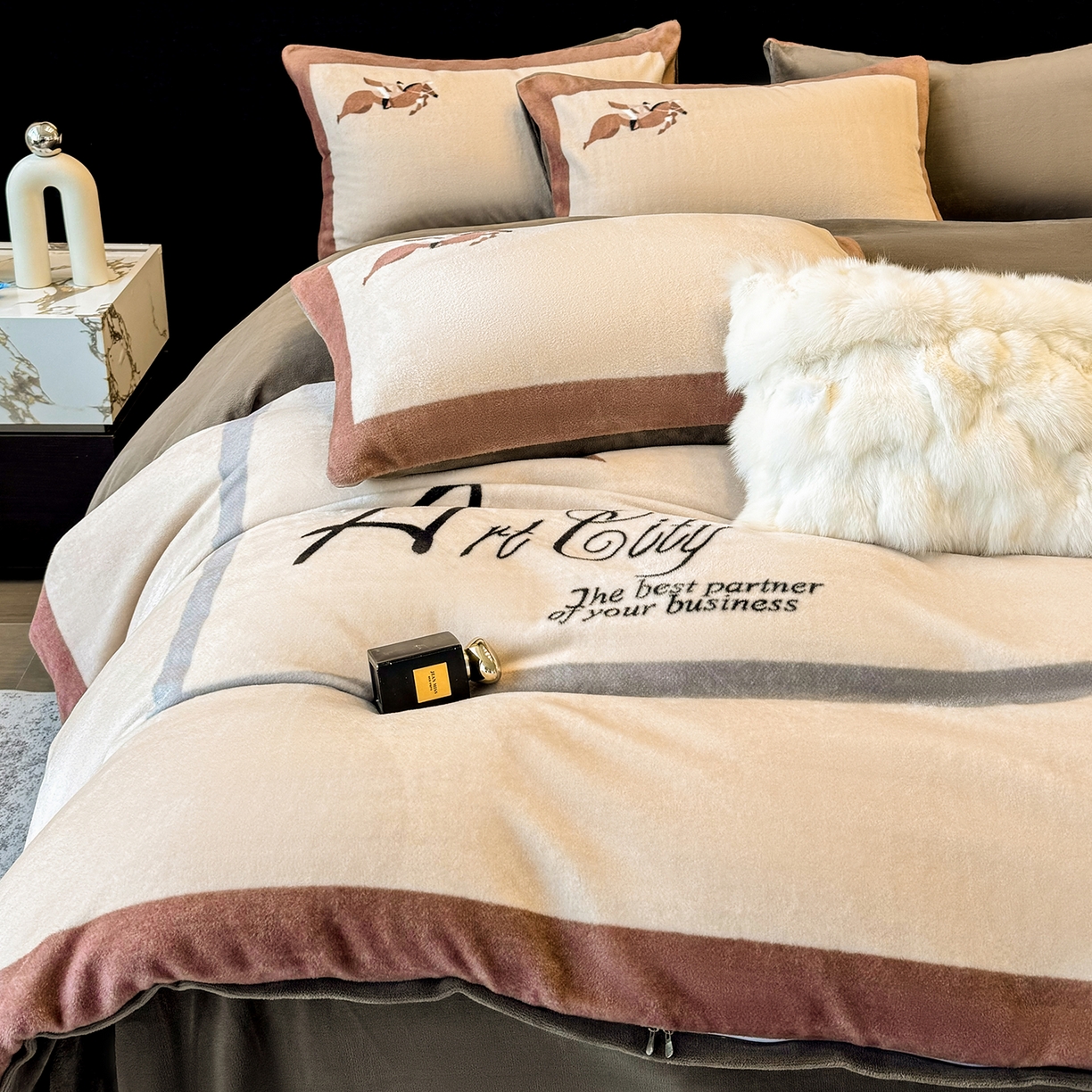 91家纺网 家纺一手货源 找家纺 奥汀洛家纺 2025新款数码印花獭兔绒牛奶绒加厚四件套 罗马