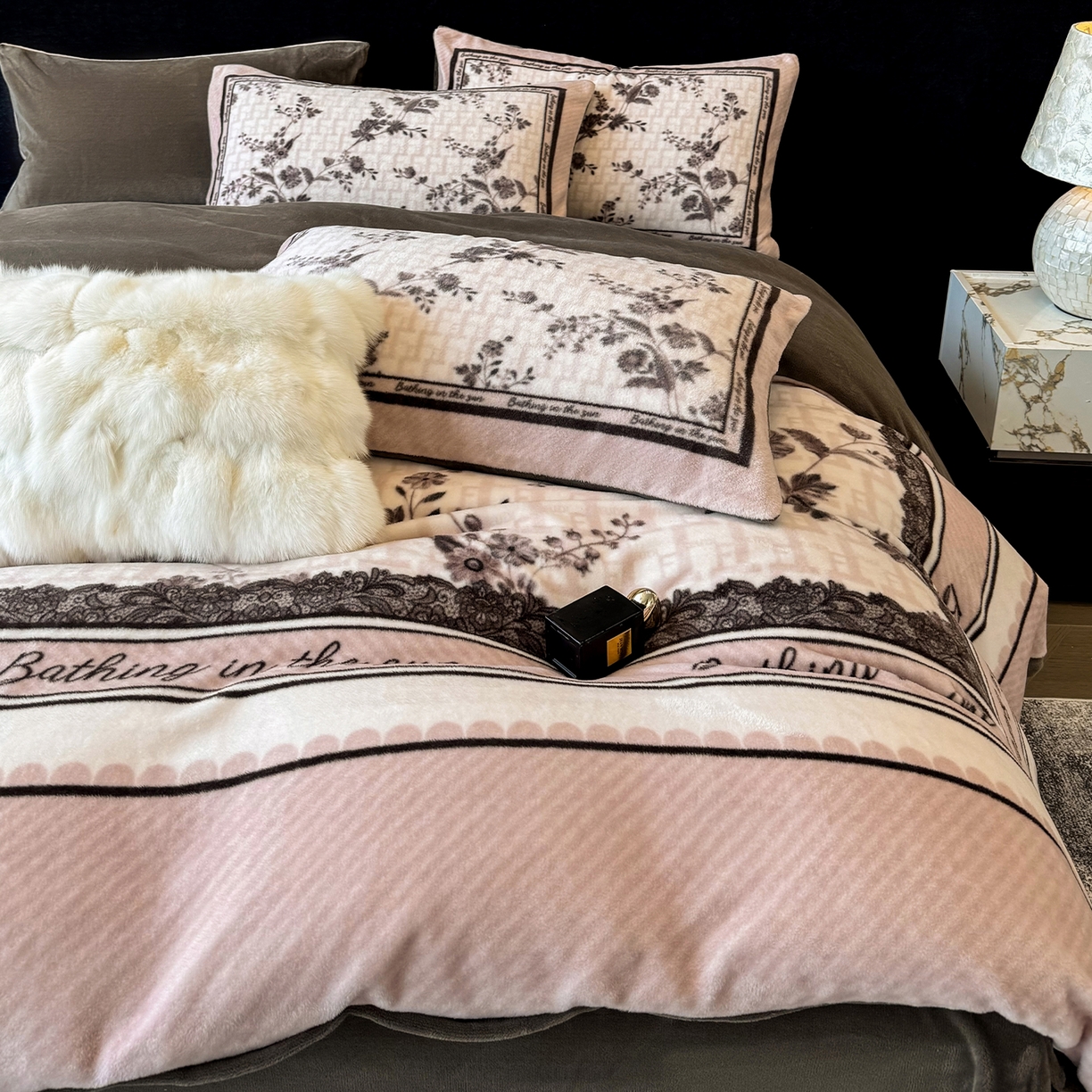 91家纺网 家纺一手货源 找家纺 奥汀洛家纺 2025新款数码印花獭兔绒牛奶绒加厚四件套 古韵