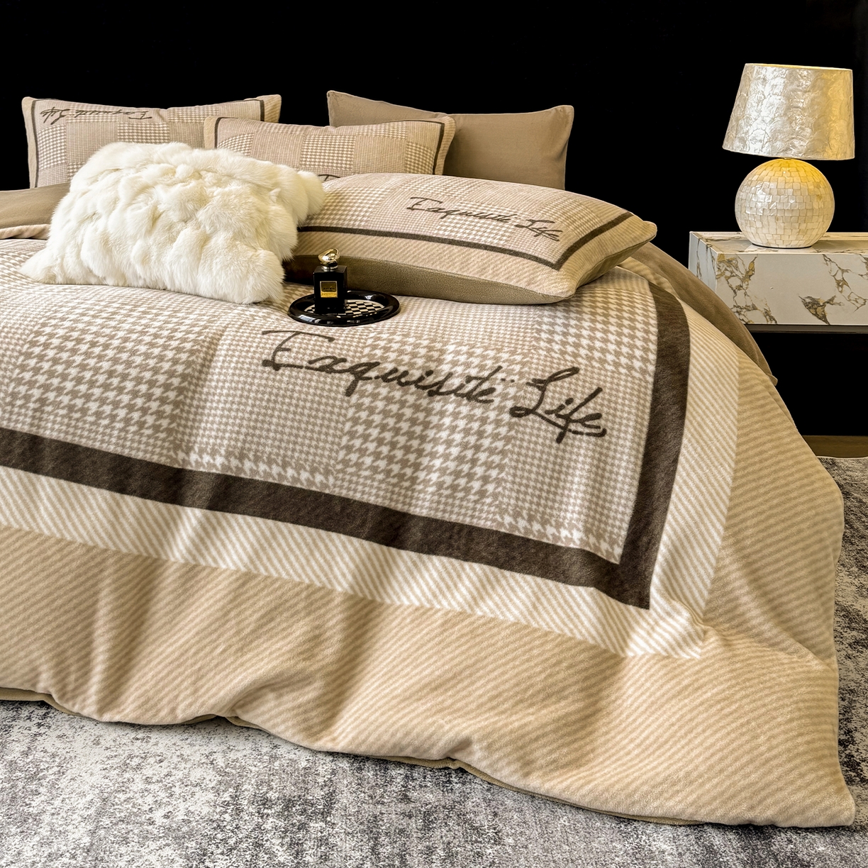 91家纺网 家纺一手货源 找家纺 奥汀洛家纺 2025新款数码印花獭兔绒牛奶绒加厚四件套 千鸟格