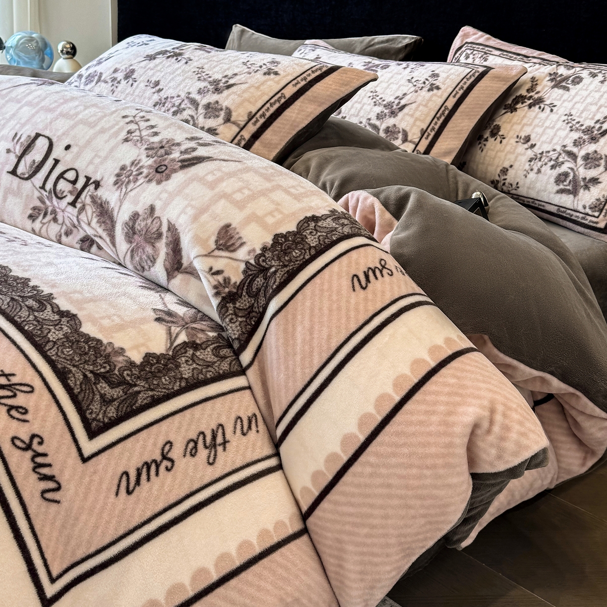 91家纺网 家纺一手货源 找家纺 奥汀洛家纺 2025新款数码印花獭兔绒牛奶绒加厚四件套 古韵