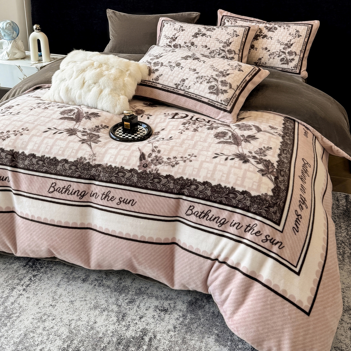 91家纺网 家纺一手货源 找家纺 奥汀洛家纺 2025新款数码印花獭兔绒牛奶绒加厚四件套 古韵