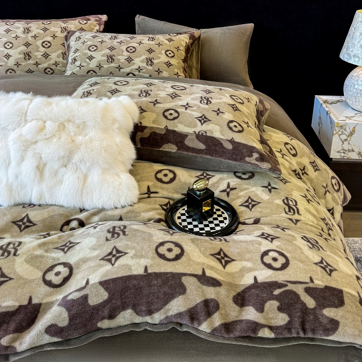 91家纺网 家纺一手货源 找家纺 奥汀洛家纺 2025新款数码印花獭兔绒牛奶绒加厚四件套 星尚