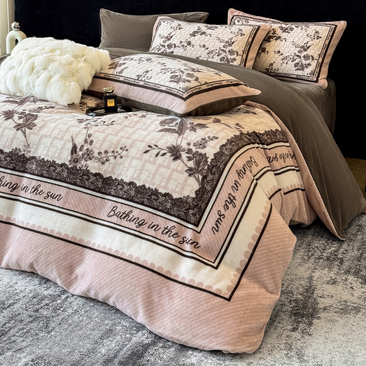 91家纺网 家纺一手货源 找家纺 奥汀洛家纺 2025新款数码印花獭兔绒牛奶绒加厚四件套 古韵