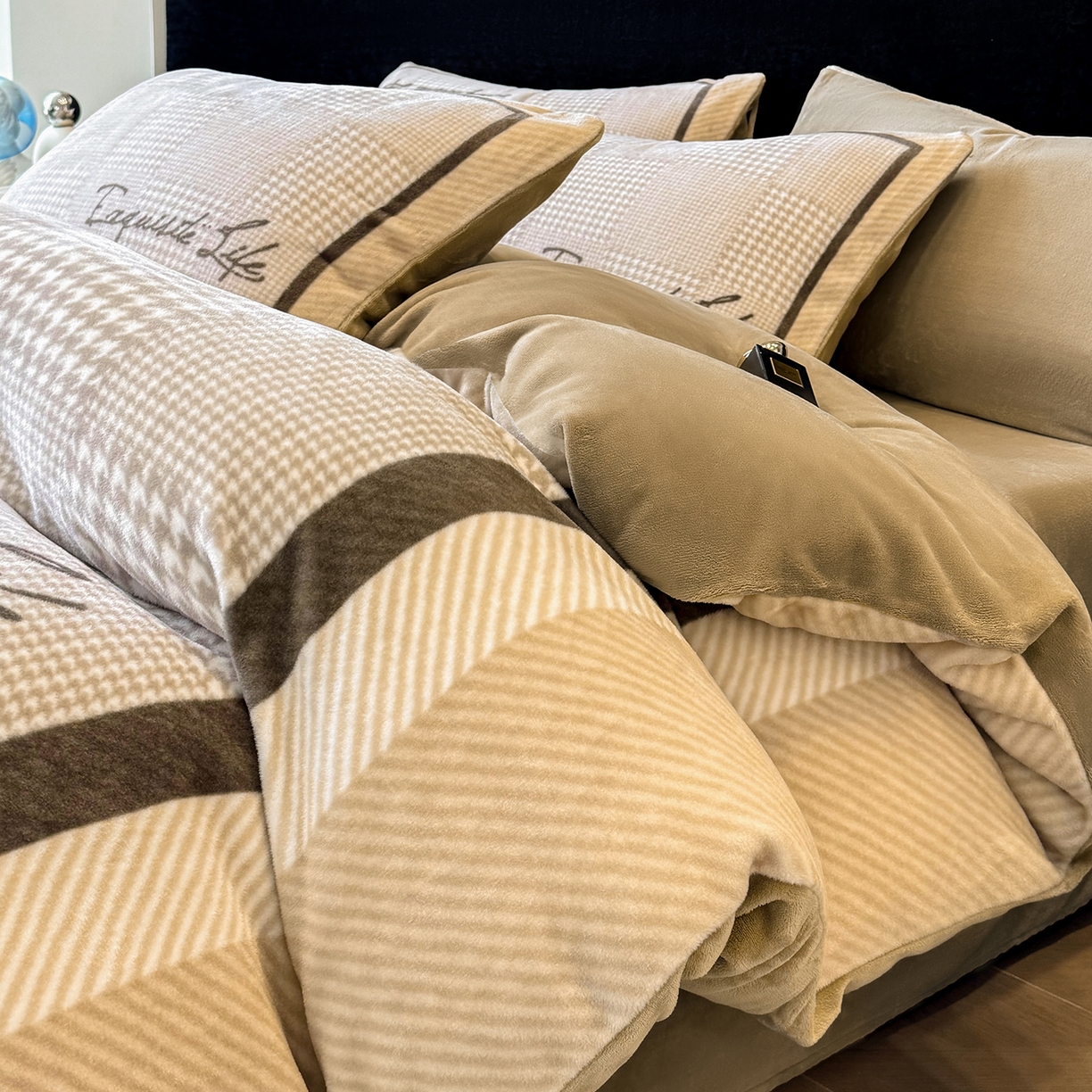 91家纺网 家纺一手货源 找家纺 奥汀洛家纺 2025新款数码印花獭兔绒牛奶绒加厚四件套 千鸟格