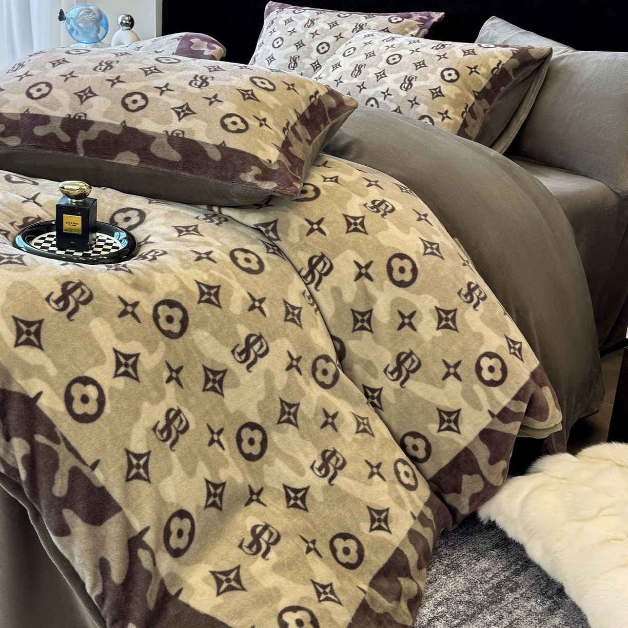 91家纺网 家纺一手货源 找家纺 奥汀洛家纺 2025新款数码印花獭兔绒牛奶绒加厚四件套 星尚