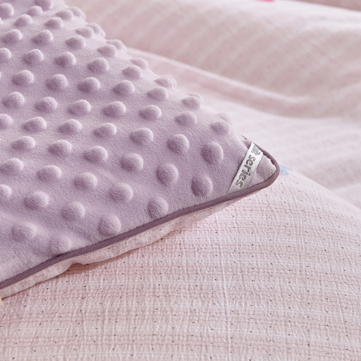 91家纺网 家纺一手货源 找家纺 玖琳家纺 2025新款特价双层纱豆豆被全尺寸 浅樱啵啵