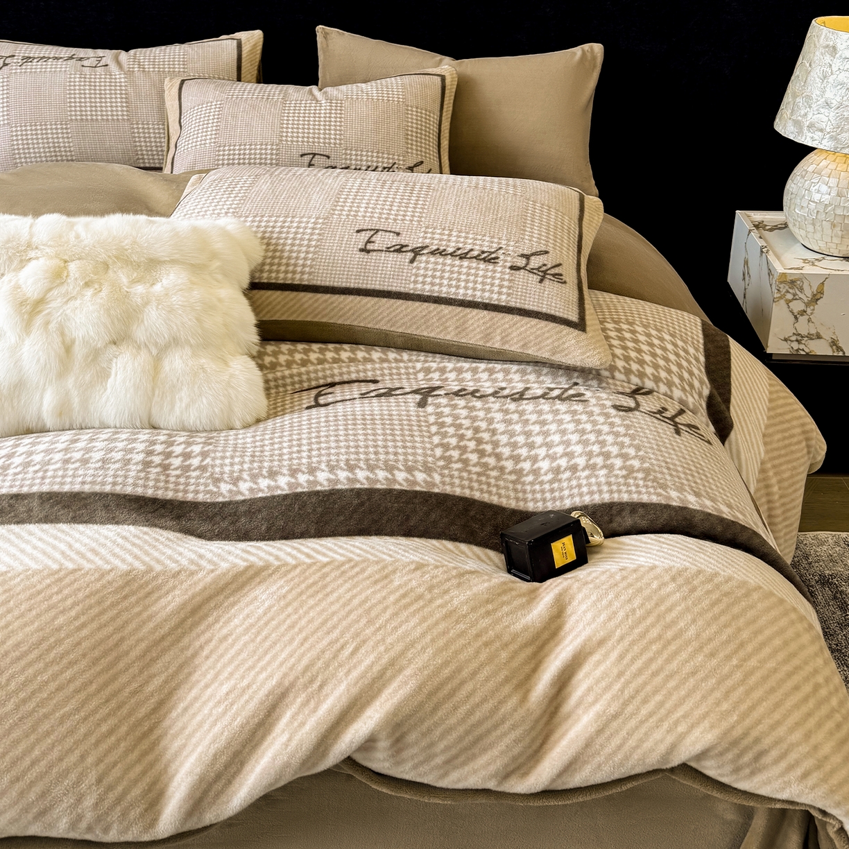 91家纺网 家纺一手货源 找家纺 奥汀洛家纺 2025新款数码印花獭兔绒牛奶绒加厚四件套 千鸟格