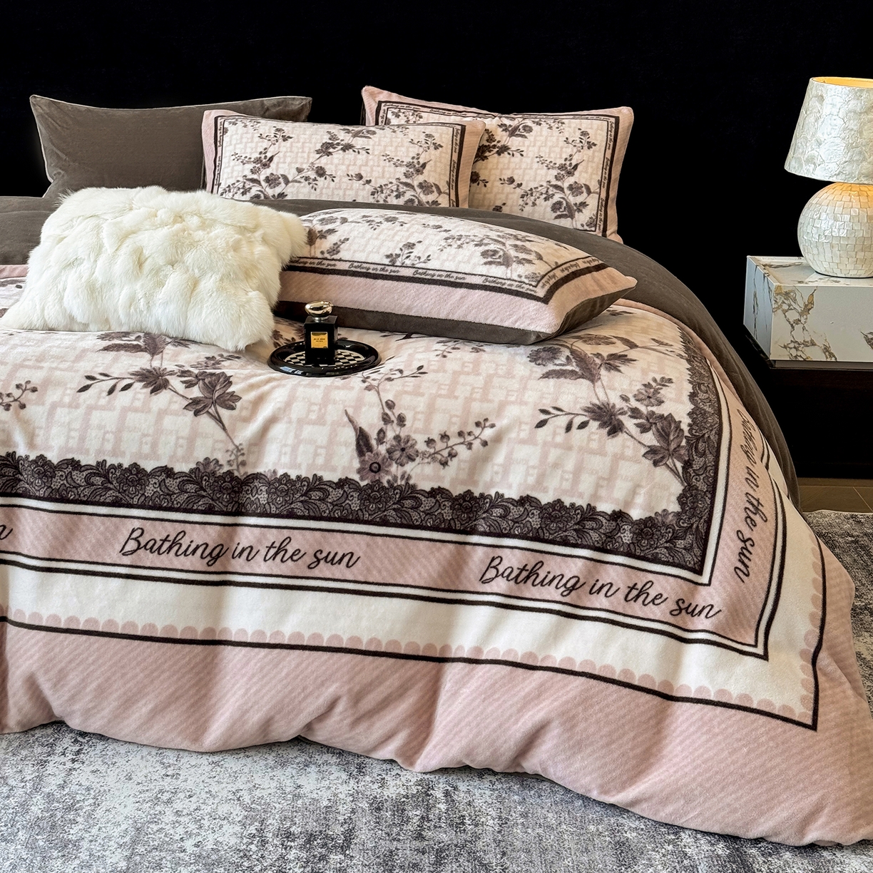 91家纺网 家纺一手货源 找家纺 奥汀洛家纺 2025新款数码印花獭兔绒牛奶绒加厚四件套 古韵